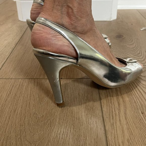 BCBG Girls silver heels with silver square buckle - Picture 3 of 11